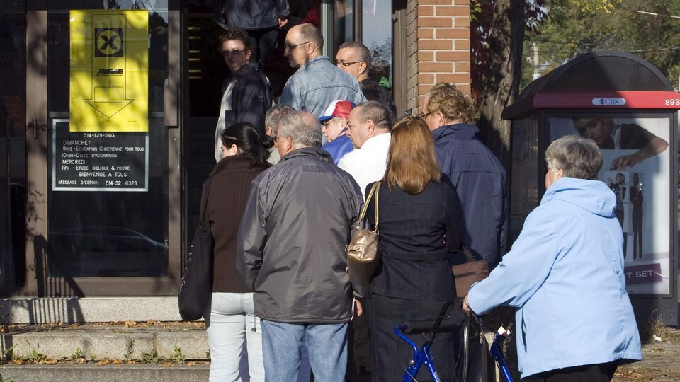 Une file d'électeurs devant un bureau de vote.