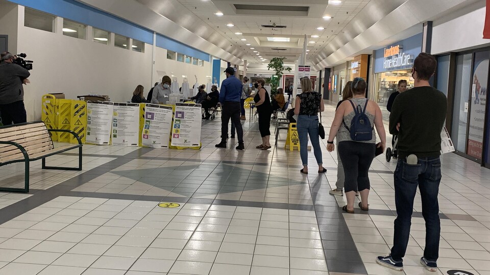 Des électeurs font la file au centre commercial Brookside, à Fredericton, pour voter.