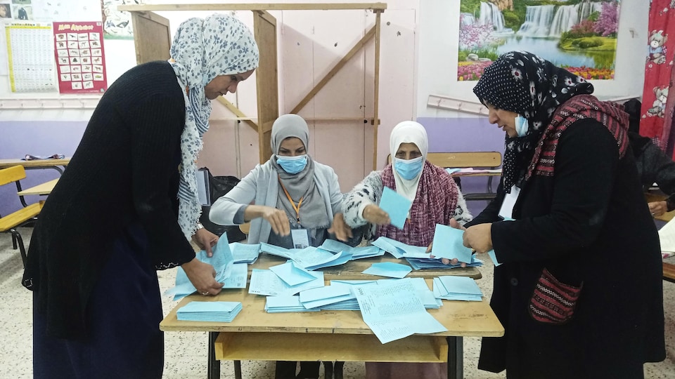 Comptage des votes à Alger.