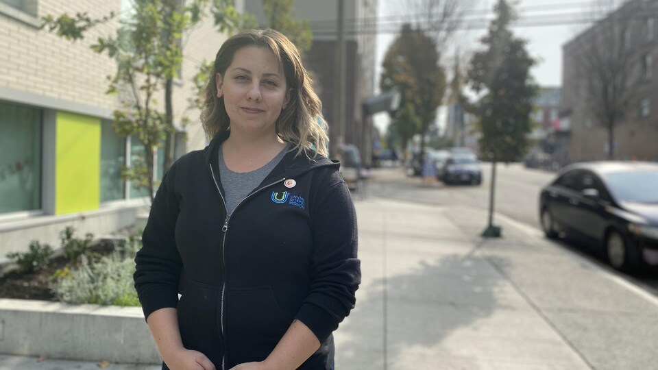 Nicole Mucci, près du refuge Union Gospel Mission, dans le quartier du Downtown Eastside, à Vancouver, le 4 octobre 2022.