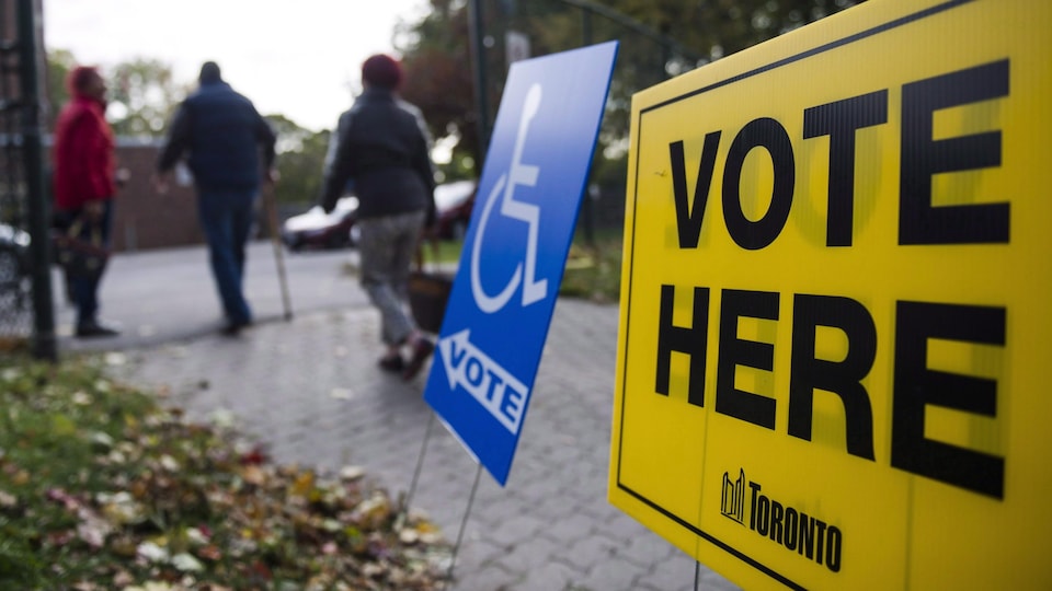 Des électeurs arrivent au bureau de scrutin à Toronto.