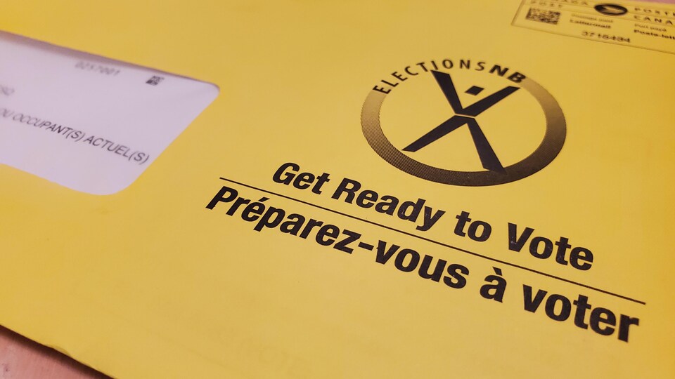 Une enveloppe jaune sur laquelle est écrit : préparez-vous à voter.