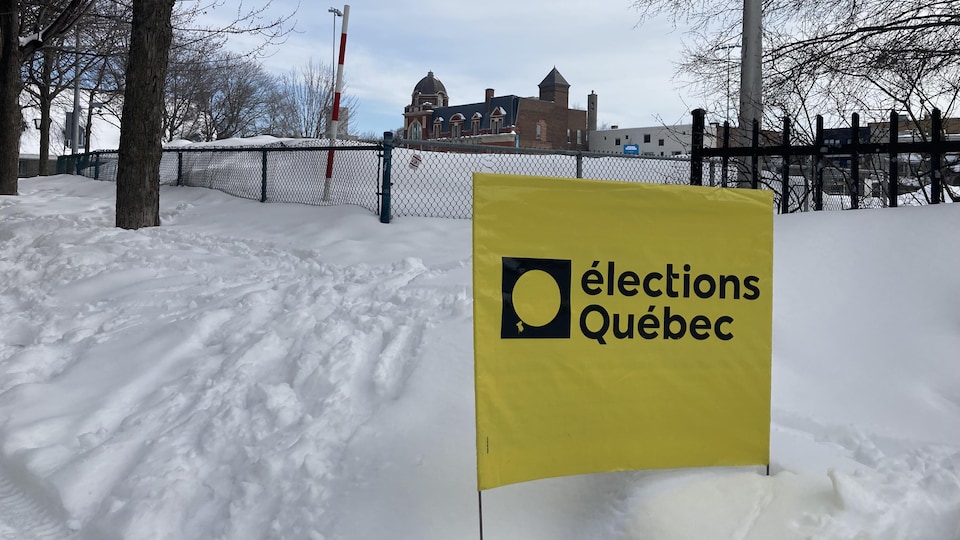 Une affiche d'Élections Québec dans la neige.