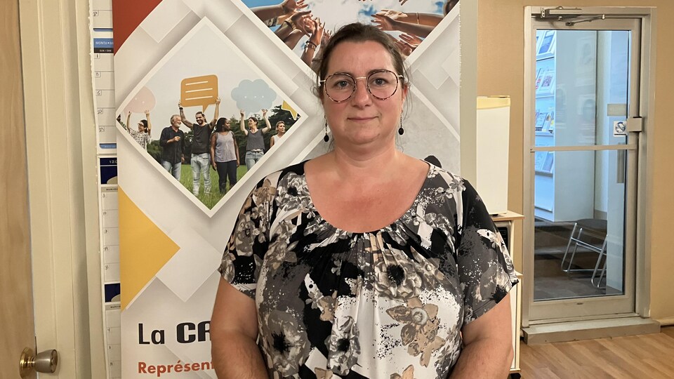 Marie-Ève Duclos, posant pour la caméra dans les bureaux de la CROC-AT.