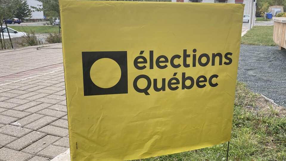Une pancarte d'Élections Québec plantée dans le sol.