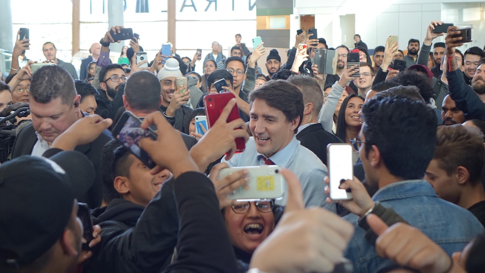 Justin Trudeau lors d'un bain de foule avec des jeunes en Colombie-Britannique.