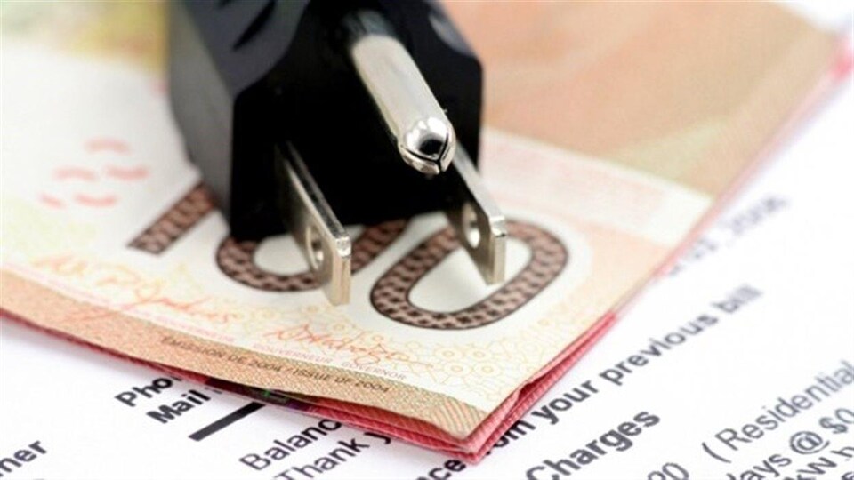 Une fiche électrique, des billets de banque et une facture.