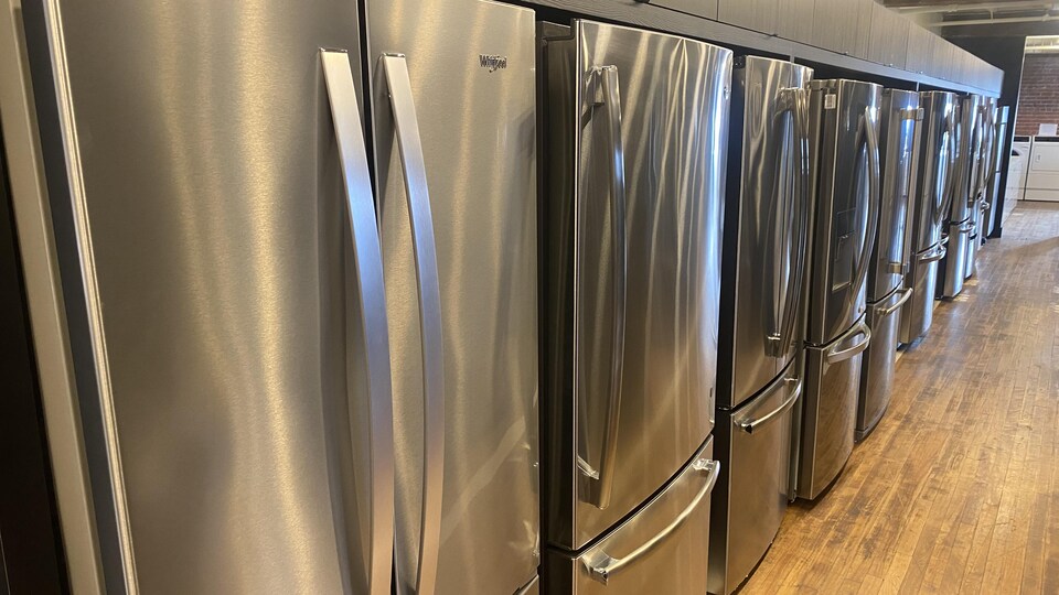 Une série de réfrigérateurs.