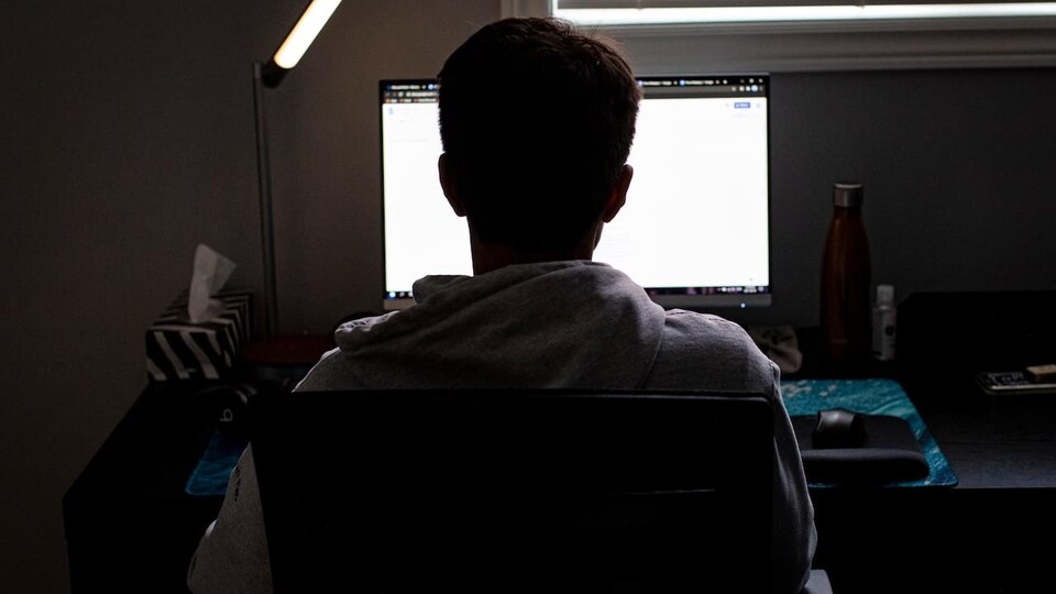 Un élève devant un écran d'ordinateur.