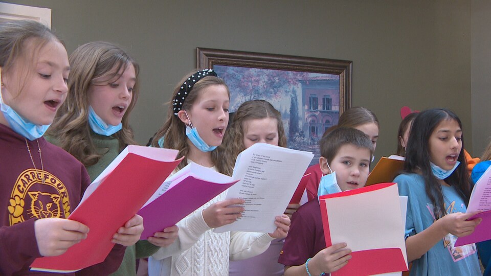 Des enfants chantent en choeur.