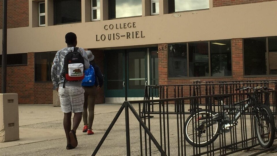 Des élèves arrivent au Collège Louis-Riel.