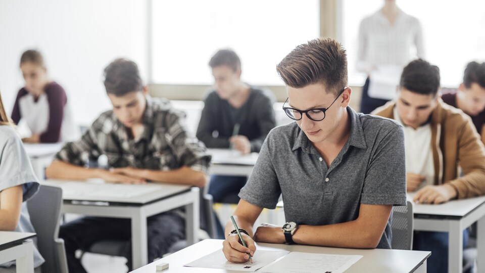 Des étudiants de niveau secondaire en examen.
