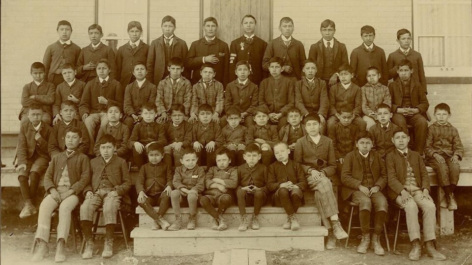 Photo de groupe des garçons qui fréquentaient l'École industrielle de Saint-Boniface en 1892.