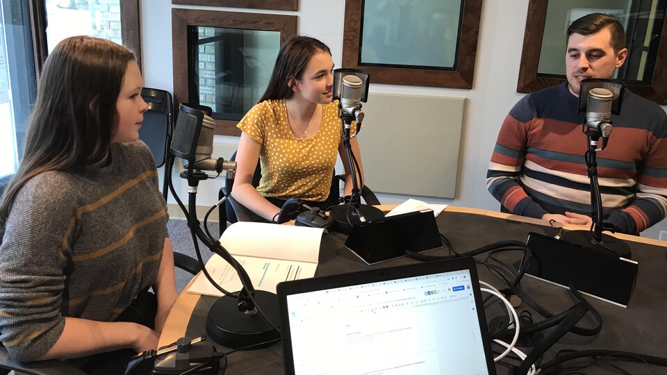 Deux adolescentes et un enseignant en entrevue dans nos studios de Radio-Canada.