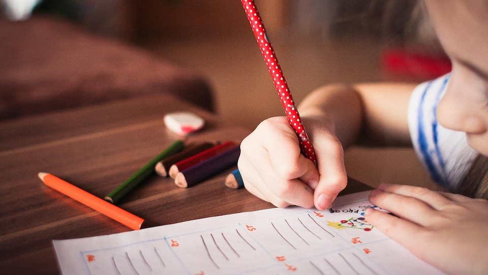 Une enfant dessine.