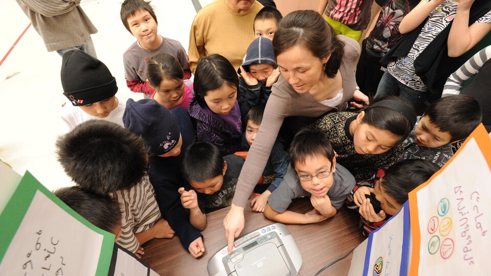 Image des élèves de l'école Ulluriaq à Kangiqsualujjuaq fournie par la commission scolaire Kativik Ilisarniliriniq.