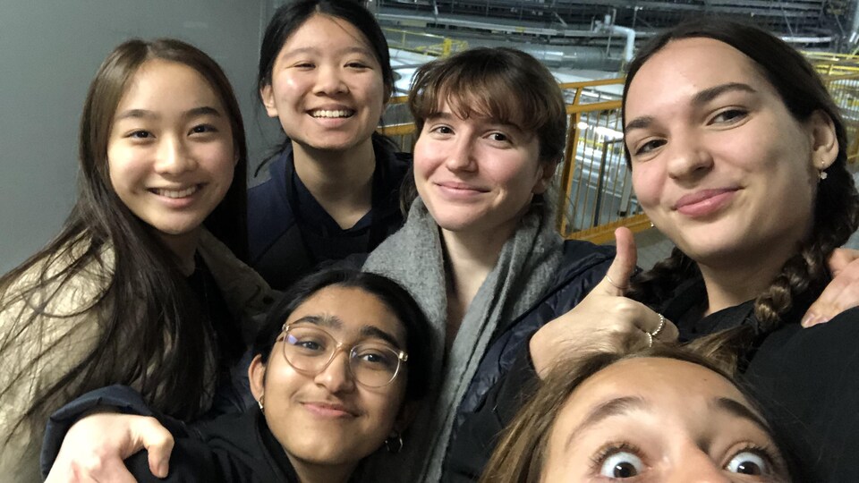 Six élèves du Pensionnat du Saint-Nom-de-Marie, à Montréal, au Centre canadien de rayonnement Synchrotron de Saskatoon pour utiliser l'accélérateur de particules dans le cadre d'un projet scolaire en janvier 2023.