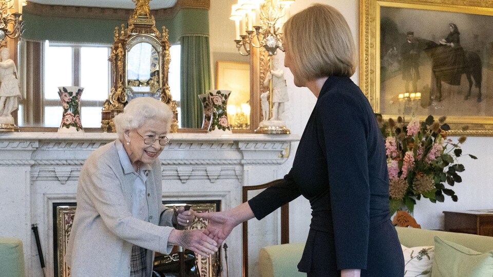 La reine Élisabeth II accueille Liz Truss.