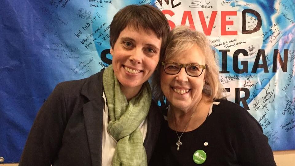 Sonia Furstenau et Elisabeth May posent pour une photo.