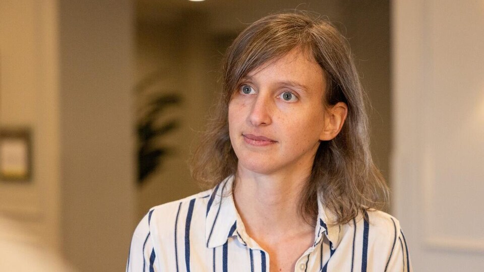 Elisabeth Van Beveren regarde vers sa droite.