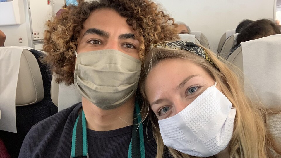 Un couple dans un avion.