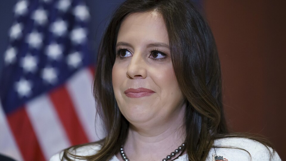 Gros plan d'Elise Stefanik devant un drapeau des États-Unis.