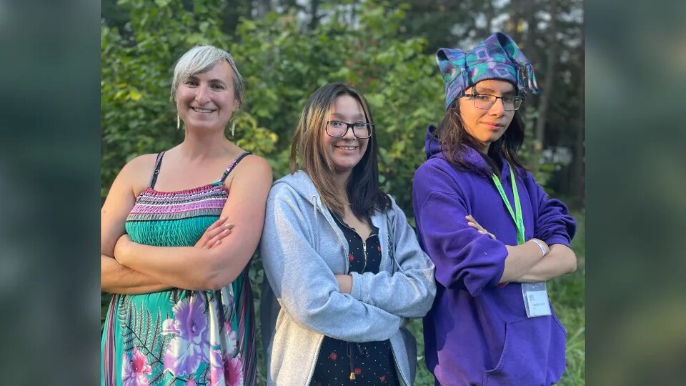 Eliza Doyle, à gauche, avec ses deux élèves de musique, Eris et Leander Worm (au centre et à gauche), en 2022.