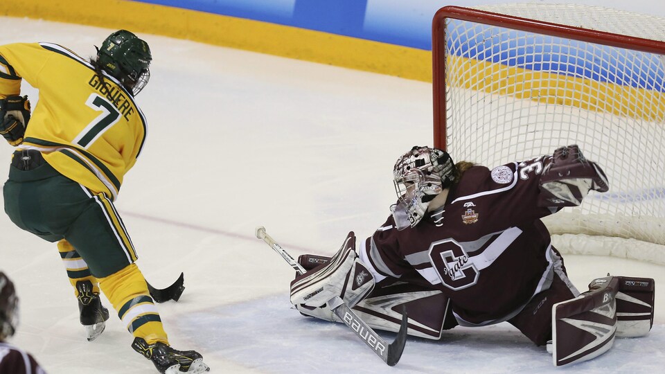 Elizabeth Giguère déjoue la gardienne Julia Vandyk pour donner la victoire aux Golden Knights de l'Université Calrkson en finale du Frozen Four, championnat du hockey universitaire américain (NCAA)