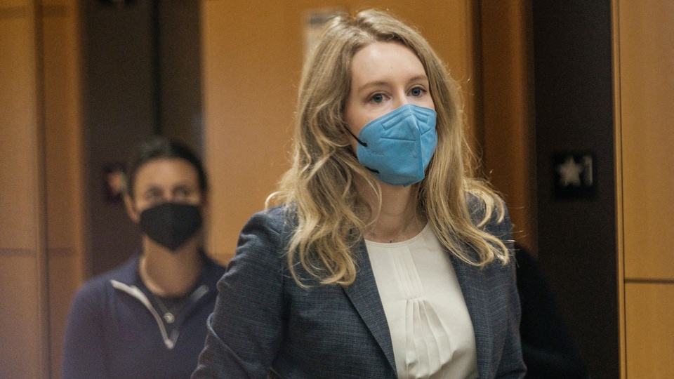 Elizabeth Holmes au palais de justice avec un masque de protection contr ela propagation de la COVID-19.