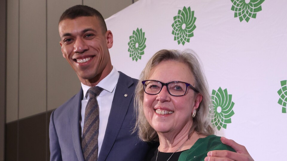 Jonathan Pedneault et Elizabeth May.