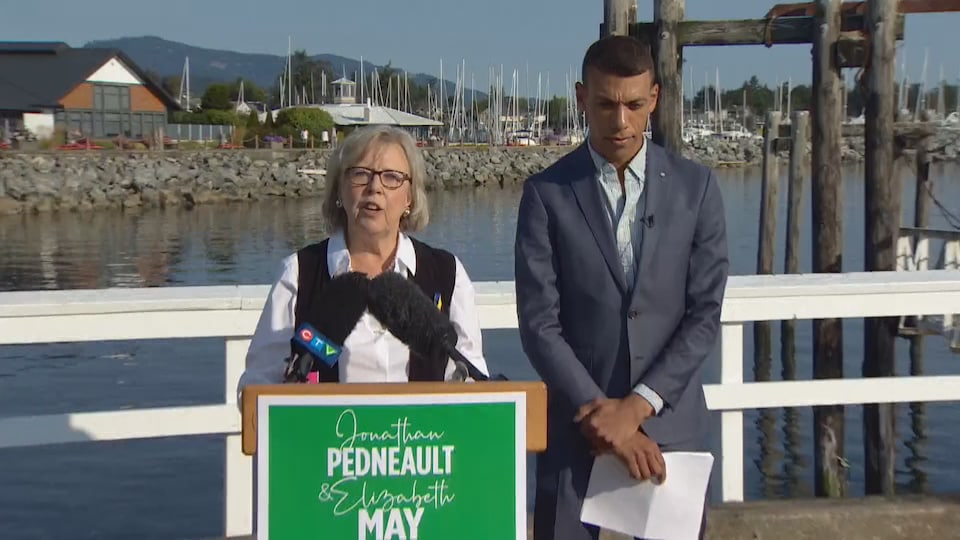 Elizabeth May et Jonathan Pedneault, à Sidney, sur l'île de Vancouver, le 31 août 2022.