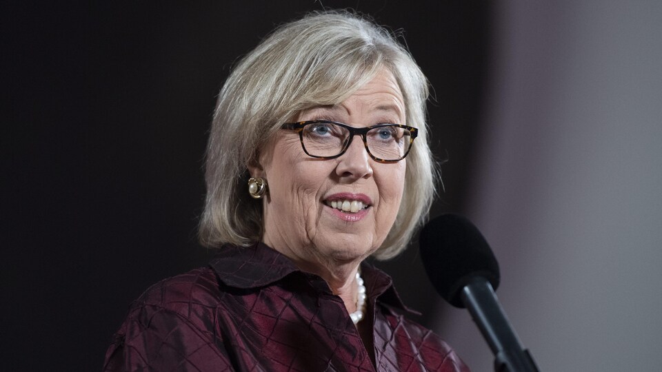 Gros plan d'Elizabeth May.