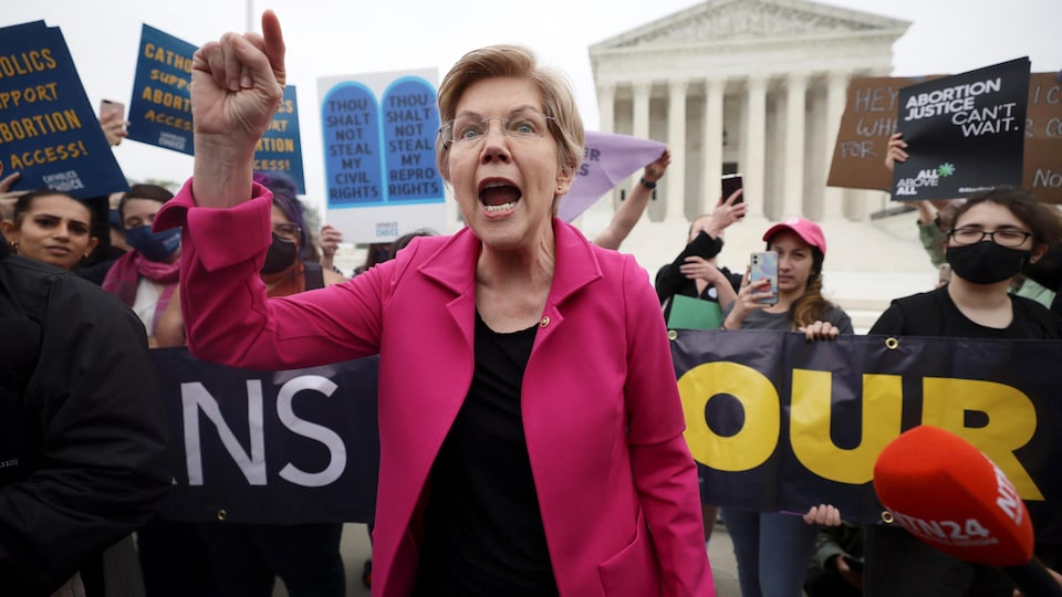 La sénatrice démocrate Elizabeth Warren parlant aux manifestants. 