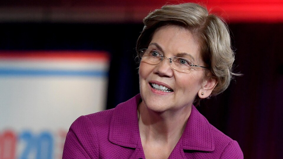 Elizabeth Warren, regardant vers la droite, en souriant.