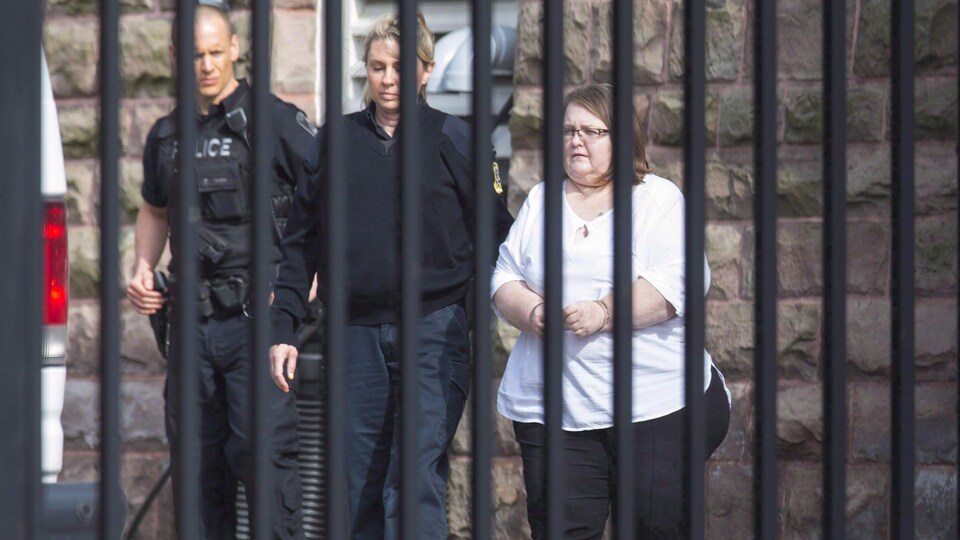Elizabeth Wettlaufer à l'extérieur du palais de justice de Woodstock, en 2017.
