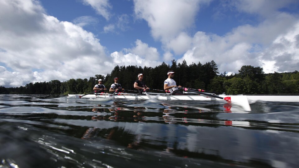 Les rameurs Pascal Lussier, Will Dean, Matt Buie et Julien Bahain s'entraînent sur le lac Elk.