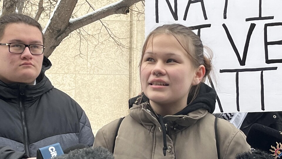 Elle Harris parle aux médias lors d'une manifestation à l'hôtel de ville de Winnipeg, le 15 décembre 2022. 