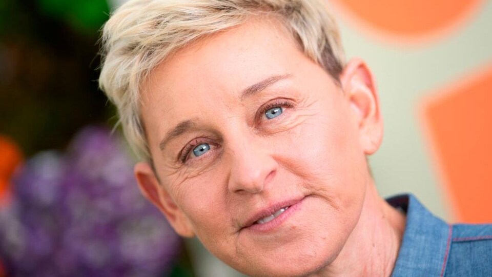 Ellen DeGeneres sourit.