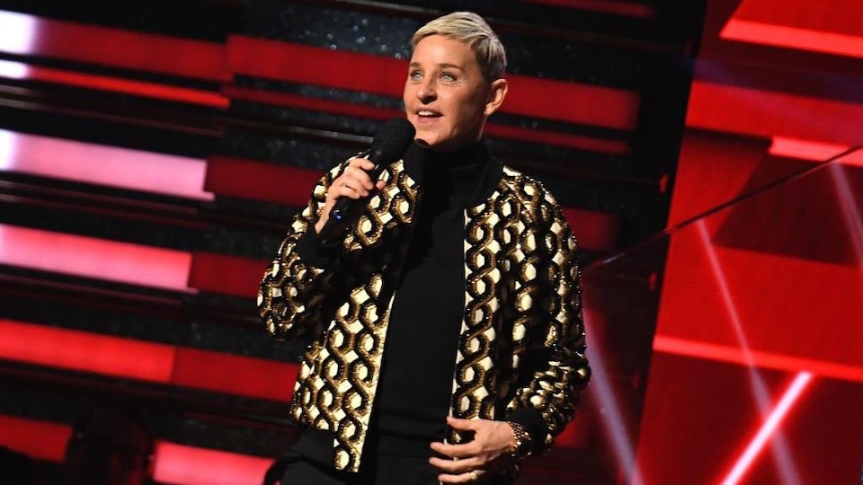 Ellen DeGeneres est sur scène et tient un micro.
