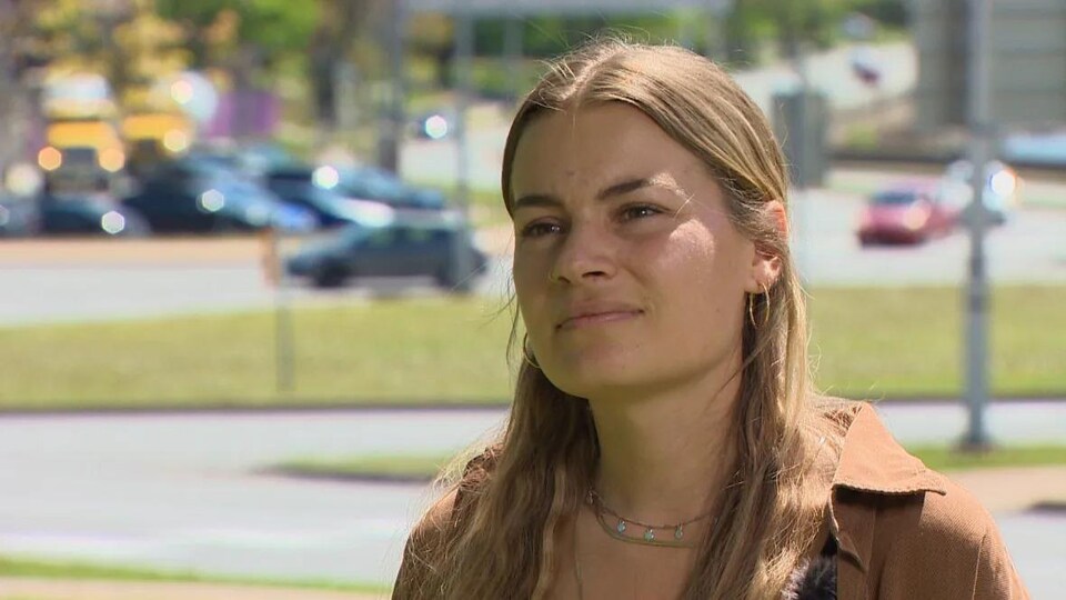 Ellen Riopelle est devant le rond-point d'Armdale à Halifax.