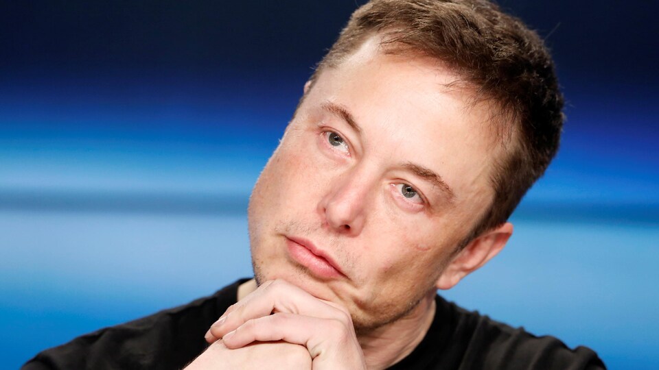 Gros plan d'Elon Musk, la tête penchée vers la droite.