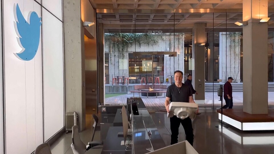 Elon Musk dans un hall d'immeuble portant un lavabo