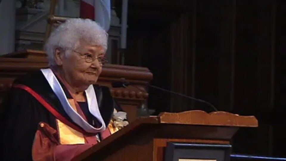 Elsie Basque au podium, image d'archives.