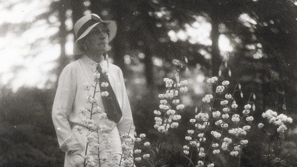 Elsie Reford en réflexion dans son jardin.