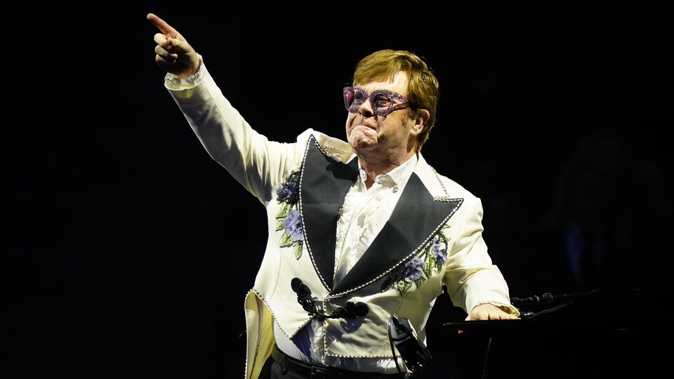 Elton John sur scène.