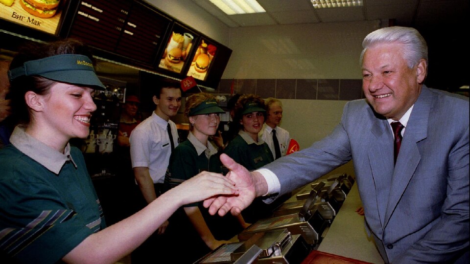 Boris Eltsine serre la main d'une caissière d'un McDonald's.