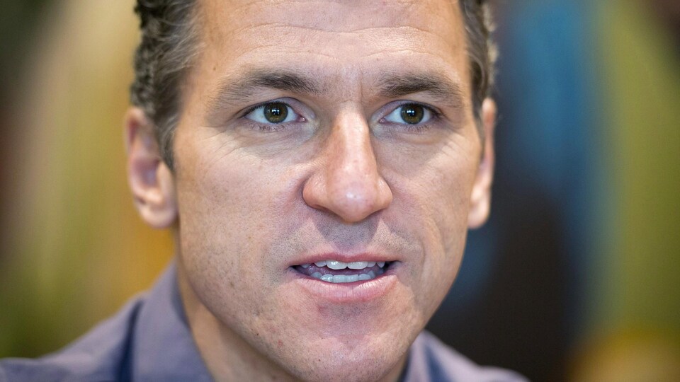 Elvis Stojko affiche un air intrigué.