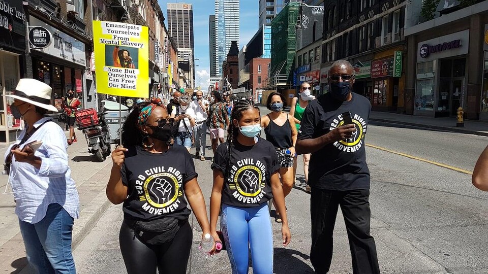 Des manifestants dans la rue