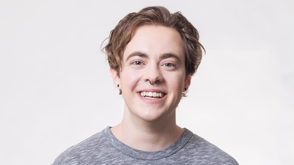 Émanuel Dubbeldam regarde la caméra en souriant.