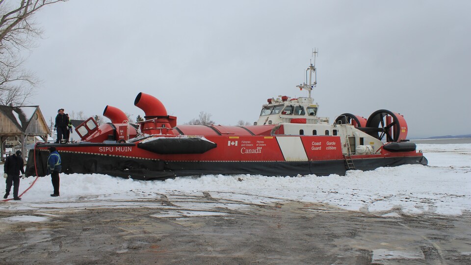 Un aéroglisseur de la Garde côtière sur la rivière Restigouche.
